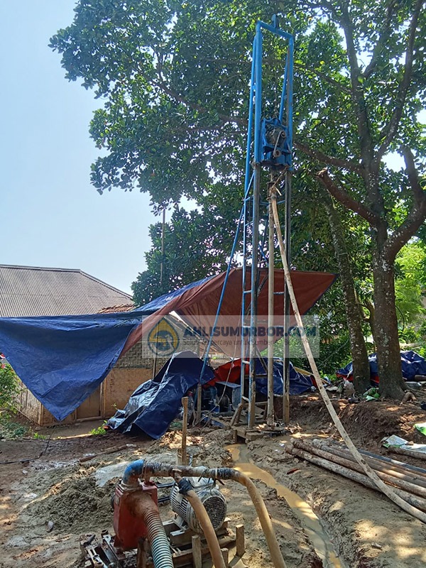 Peralatan bor modern yang digunakan untuk pengeboran sumur di Serang