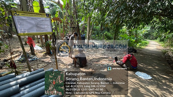 Proses pemasangan casing sumur bor di Serang, Banten