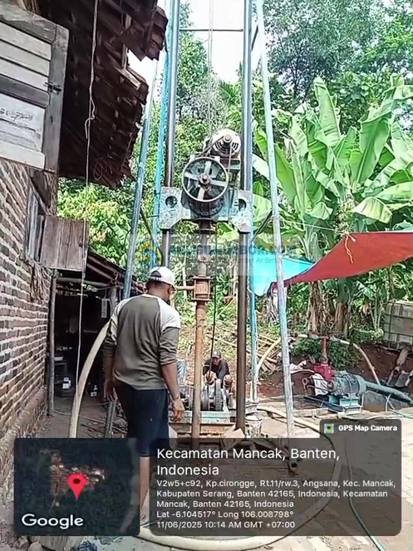 Proses pemasangan pompa air pada sumur bor di Serang Banten