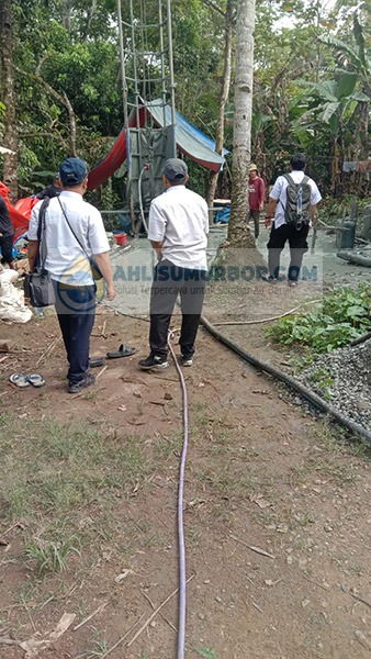 Pengujian debit air sumur bor setelah proses pengeboran