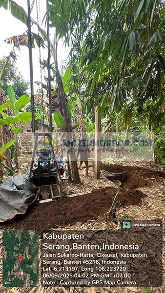 Proses pemasangan casing sumur bor di lokasi proyek Serang