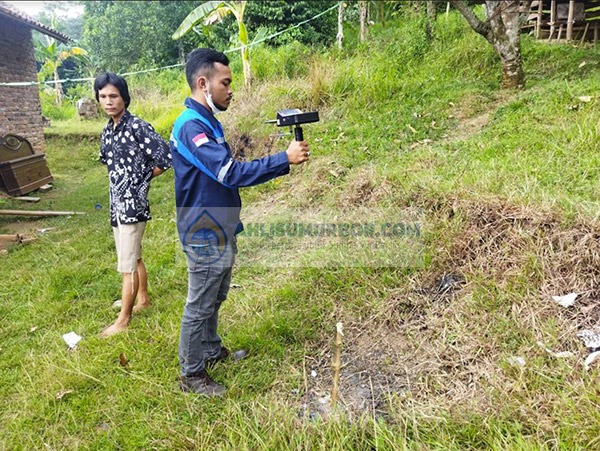 Tim teknisi melakukan survei titik air dan pengecekan lokasi di Serang
