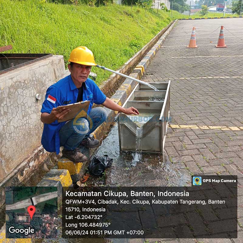 Proses uji kualitas air setelah pengeboran sumur bor selesai