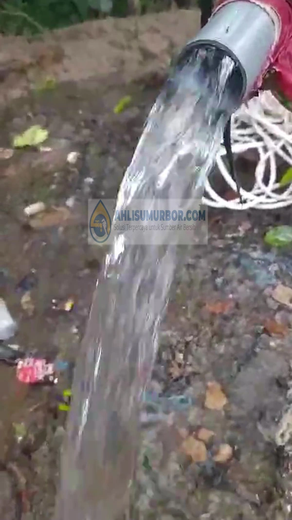 mengangkat air dari dalam sumur bor ke permukaan
