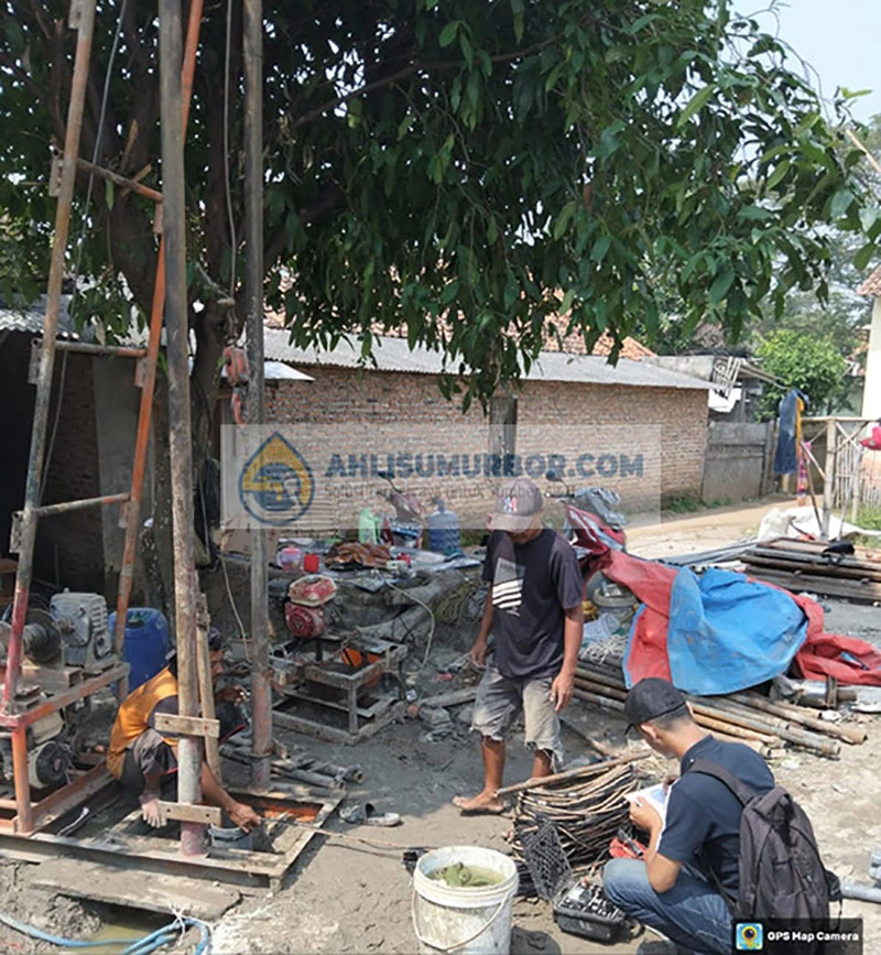 Persiapan peralatan dan pipa casing sebelum pengeboran sumur dangkal