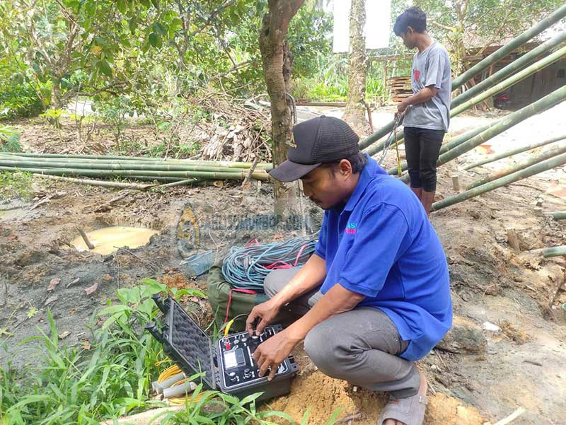 Kegiatan survey geolistrik untuk memperkirakan keberadaan lapisan akuifer sebelum pengeboran sumur.